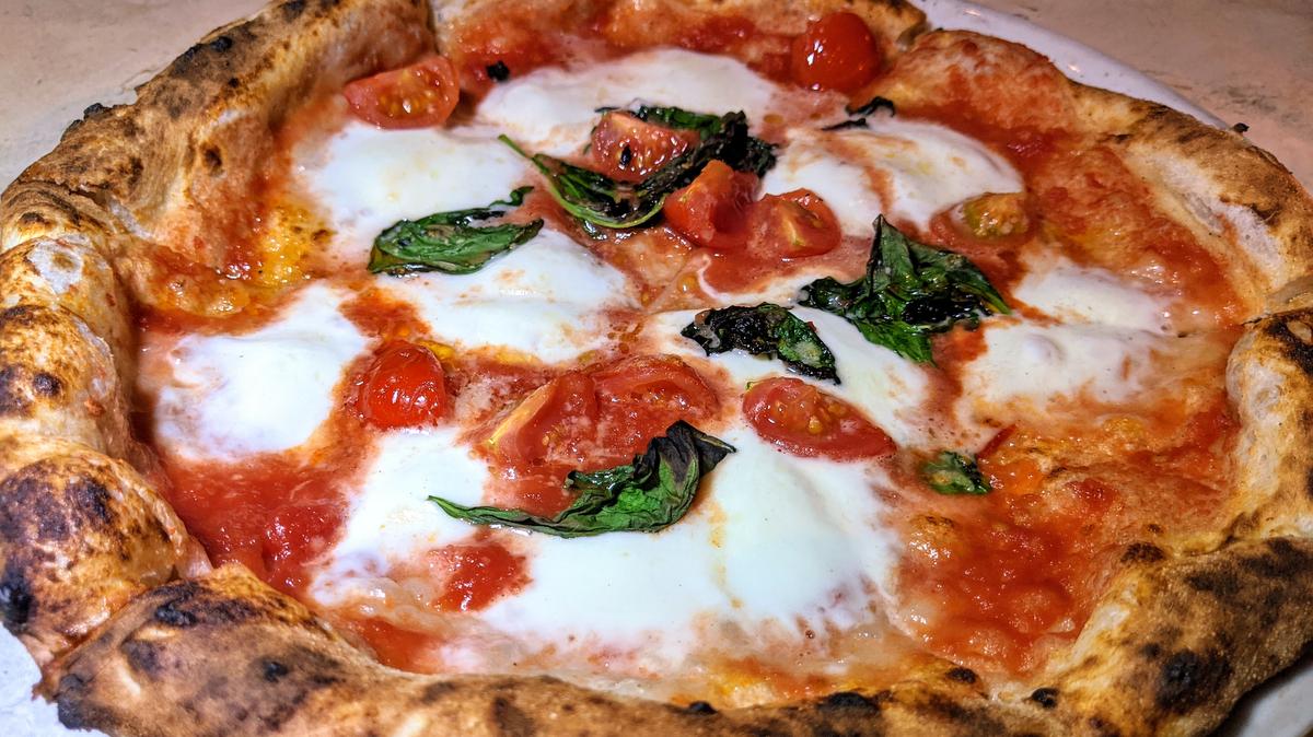 Tokyo's New Italian Pizza Restaurant "Upmarket Pizza & Cafe"